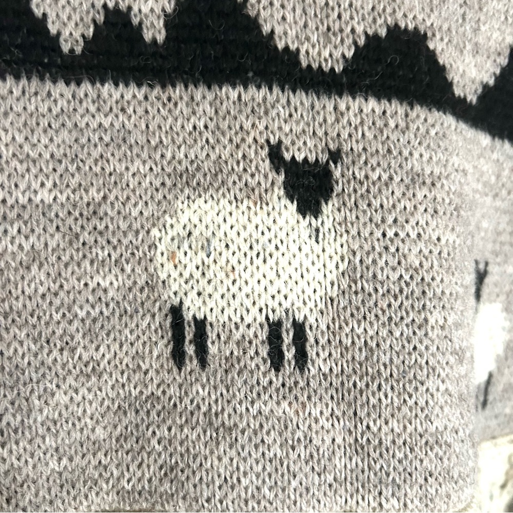 The Irish Store 100% wool cable knit sheep pattern sweater size small - Picture 5 of 7